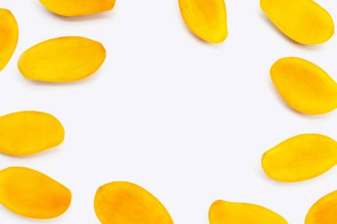 Tropik meyve, beyaz arkaplanda mangodan yapılmış çerçeve.