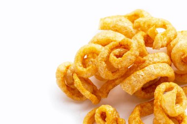 Beyaz arka planda kızarmış domuz derisi..