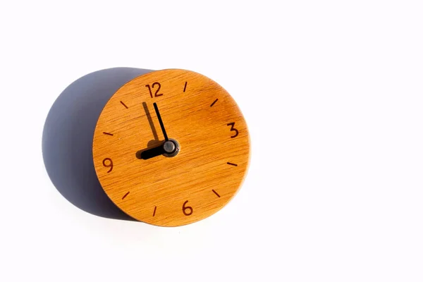 白い背景に木製の時計 スペースのコピー — ストック写真