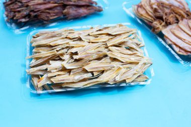 Mavi arka planda kurutulmuş ançüezler.