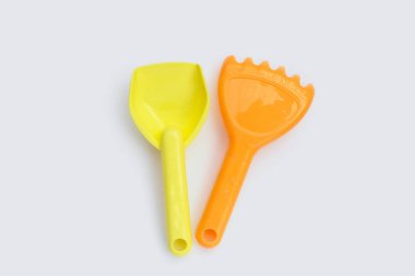 Beyaz arka planda yaz oyuncakları plajı.