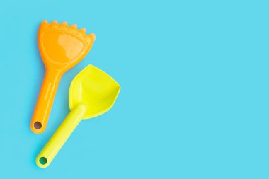 Bkue arka planında yaz oyuncakları plajı.