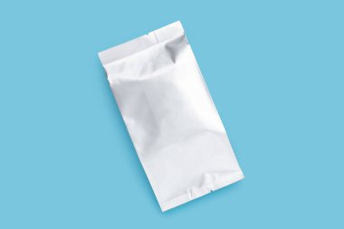 Mavi arkaplanda plastik paket.