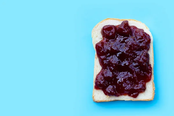 Brot Mit Erdbeermarmelade Auf Blauem Hintergrund — Stockfoto