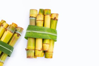 Beyaz zemin üzerine şeker kamışı.