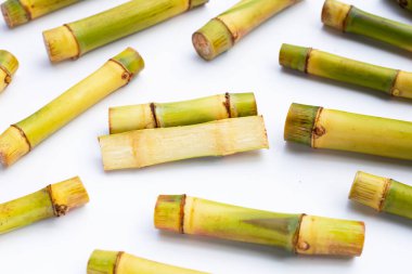 Beyaz zemin üzerine şeker kamışı.