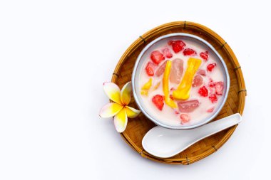 Tatlı hindistan cevizi sütünde kırmızı yakut