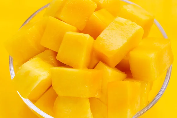 Žluté Plátky Mango Kostky Žlutém Pozadí — Stock fotografie