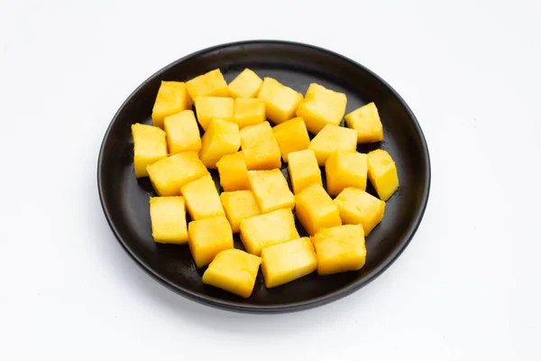 Gelbe Mango Würfelscheiben Schwarzem Teller Auf Weißem Hintergrund — Stockfoto