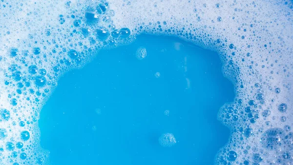 蓝色背景的洗涤剂泡沫 — 图库照片