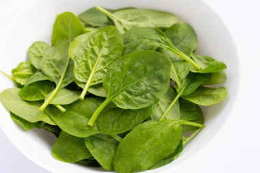 Beyaz arkaplanda ıspanak yaprakları.