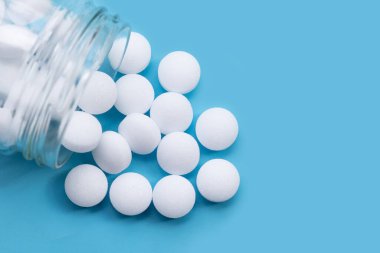 Naftalin naftalin naftalin topları mavi sırtta.