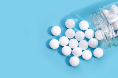 Naftalin naftalin naftalin topları mavi sırtta.