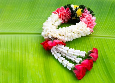 Taçlı gül ve yasemin çelengi