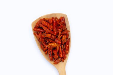 Kızarmış Chili, beyaz arka planda baharatlı aperatif.