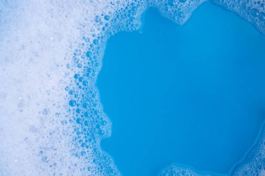 Deterjan köpüğü, mavi arkaplan.