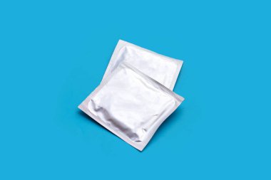 Mavi arka planda prezervatif. Boşluğu kopyala