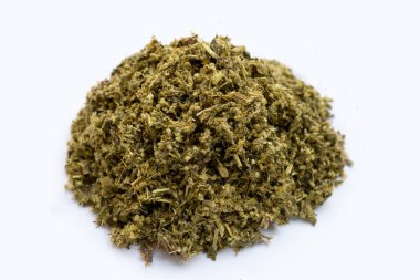 Beyaz arka planda kurutulmuş pelin otu..