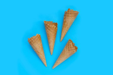 Mavi arka planda boş dondurma külahı.