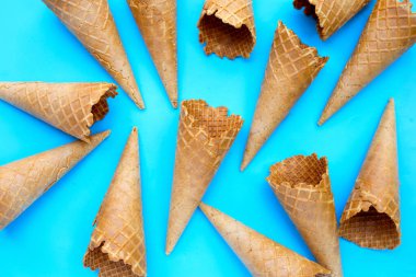 Mavi arka planda boş dondurma külahı.