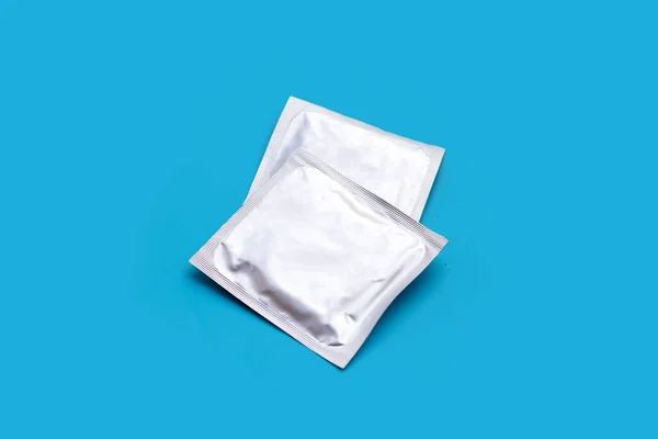 Mavi Arka Planda Prezervatif Boşluğu Kopyala — Stok fotoğraf