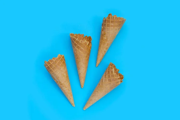 Cono Helado Vacío Sobre Fondo Azul — Foto de Stock