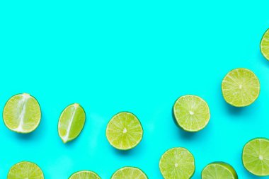 Mavi arka planda taze limonlar. en üstteki görünüm