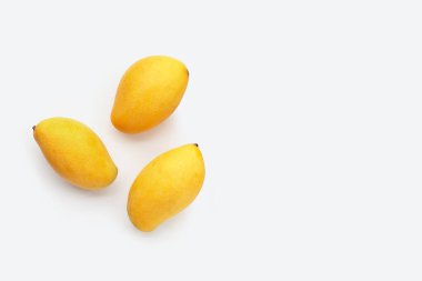Tropik meyve, beyaz arka planda mango..