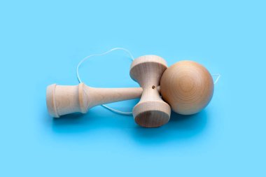 Mavi arkaplanda Kendama Topu.