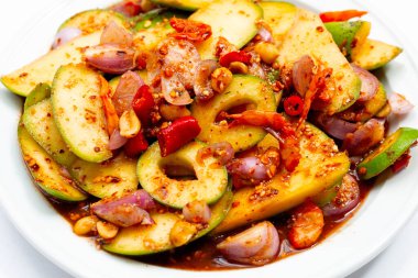 Baharatlı Tayland yeşil mango salatası