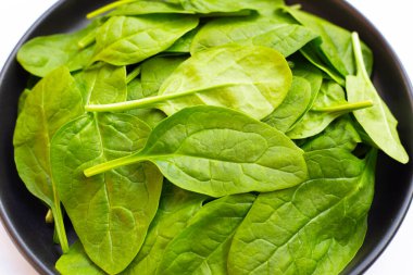 Ispanak yaprakları. Son derece besin değeri yüksek sebzeler