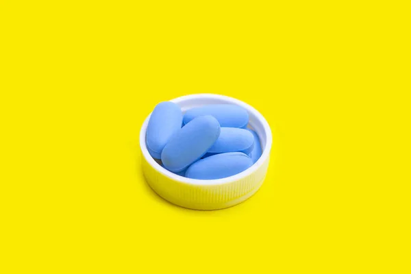 黄色の表面にプラスチックボトルキャップのHivブルー薬を防ぐために使用されるPrep 前露光プロフィラクシス ブルー薬 — ストック写真