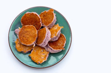 Beyaz arka planda hindistan cevizli krep..