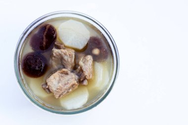 Beyaz turp ve şiitake mantarlı domuz pirzolası çorbası.