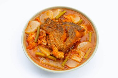 Tilapia ve karışık sebzeli ekşi çorba.