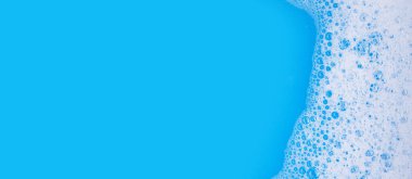 Deterjan köpüğü, mavi arkaplan.