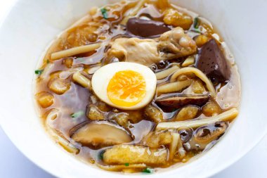 Beyaz arka planda balık çorbası.