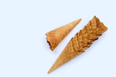 beyaz zemin üzerinde boş dondurma koni.