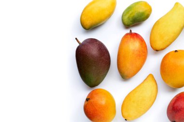 Tropik meyve, beyaz arka planda mango. Üst görünüm