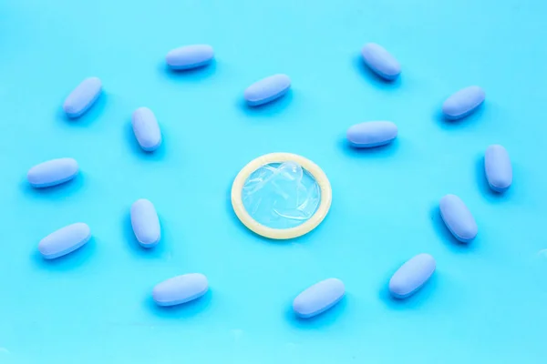 使用与Prep 暴露前预防剂 一起使用的避孕套来预防艾滋病毒 安全性行为概念 — 图库照片