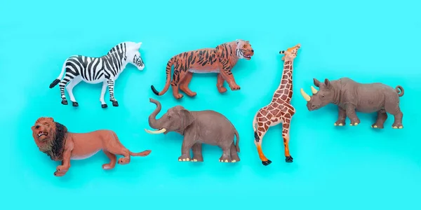 蓝色背景的塑料丛林动物玩具 — 图库照片