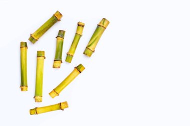 Beyaz zemin üzerine şeker kamışı.