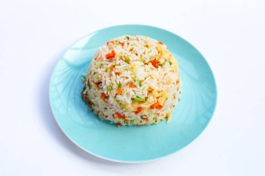 Beyaz arka planda mavi tabakta kızarmış pirinç..