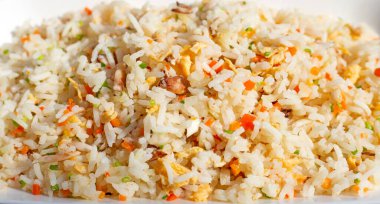 Beyaz plaka üzerinde kızarmış pilav Yengeç