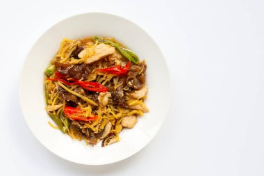 Kızarmış tavukla zencefilli beyaz arka planı karıştır..