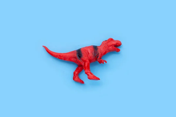 蓝色背景的塑料恐龙玩具 顶部视图 — 图库照片