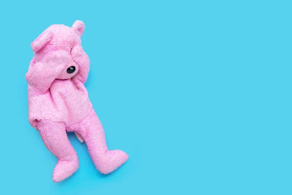 Einsam Trauriger Teddybär Auf Blauem Hintergrund Kopierraum — Stockfoto