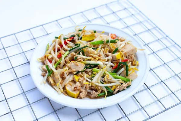 Kızarmış fasulye filizi, kıyma ve soya peyniri.