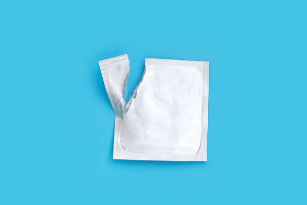 Imballaggi Vuoti Del Preservativo Sfondo Blu — Foto Stock