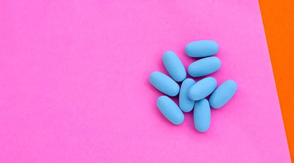 Pep 暴露前 蓝色药丸 用于预防粉色纸表面塑料瓶盖中的Hiv蓝色药丸 — 图库照片